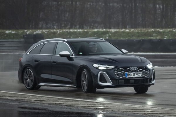 Най-спортните модели Audi S5 TFSI и S6 e-tron, и двата със задвижване на всички колела, получават новия режим на шофиране Dynamic Plus, който разпределя въртящия момент още по-силно към задната ос. При бензиновия S5, с 30-литровия V6 двигател, произвеждащ 367 к.с., стандартният заден диференциал активно разпределя мощността между колелата на една и съща ос, намалявайки недозавиването и подобрявайки пъргавината.

Електрическият модел S6 e-tron с мощност 551 к.с. е с актуализирана логика за управление на системата за векторизиране на спирачния въртящ момент, за да се увеличи максимално производителността. И в двата случая Dynamic Plus автоматично активира спортния режим за контрол на сцеплението и стабилността, което помага за предотвратяване на презавиване и осигурява специфичен дисплей на цифровото табло.
