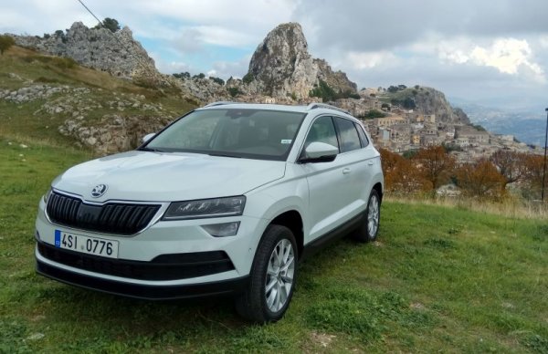 Един от малкото автомобили, които вървят обратно на общата тенденция: тази година Karoq с 4х4 струва с 1400 лева по-малко, отколкото през миналата. Впрочем това е разбираемо, защото моделът вече поостаря и очаква фейслифт тази година. 
Офертата е за дизел със 150 коня мощност, 7-степенен DSG автоматик, 8-инчова мултимедия, подгряване на предните седалки, парктроник и камера за задно виждане, и адаптивен темпомат, действащ до 210 км/ч. 
