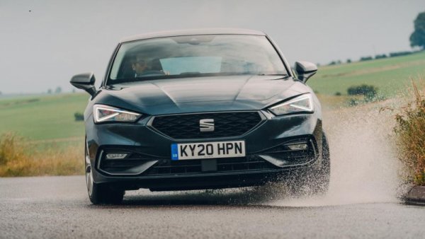 Много симпатичният повдигнат Leon XP не оцеля при смяната на поколенията. Но новата генерация за компенсация предлага тази версия с 4Drive, двулитров турбодизел със 150 коня и 7-степенен DSG автоматик (но само за комби варианта). Оборудването включва тризонов климатроник, 8-инчова мултимедия с интеграция на смартфон, камера за задно виждане и 17-цолови алуминиеви джанти. 
За сравнение най-евтината версия на кросоувъра Seat Ateca с 4х4 започва от 59 000 лева. 
