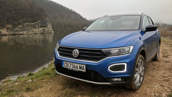 T-Cross, най-малкият кросоувър на Volkswagen, не предлага задвижване на четирите колела. Но при по-големия T-Roc можете да го имате в комбинация с двулитров турбобензинов TSI със 190 коня и 7-степенна DSG трансмисия с двоен съединител. Цената е за ниво Design, което включва алуминиеви джанти, рейки на покрива, двузонов климатроник, парктроник отпред и отзад, и адаптивен круиз контрол. За още около 1700 лева можете да имате същата кола, но с дизелов двигател. 
