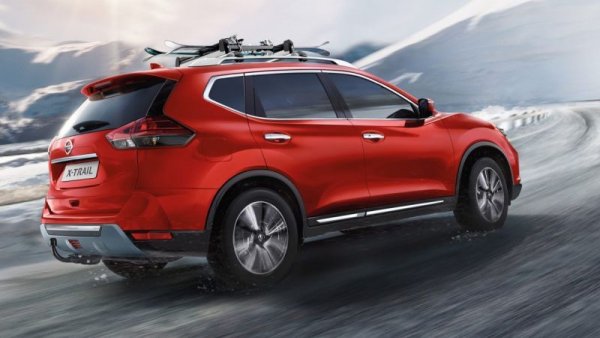 Х-trail е вече в самия край на моделния си живот - новото поколение идва още тази година. Това обяснява и защо големият кросоувър е в ценовия сегмент на градските модели. Цената е за бензинов 1.3-литров двигател със 160 коня в ниво Visia, което включва климатик, мултимедия с Bluetooth, LED светлини, круиз контрол и парктроник отпред и отзад. Още 1600 лева ще ви дадат и трети ред седалки. 
