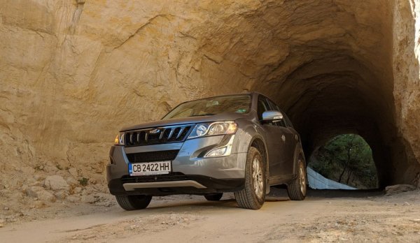 Индийският SUV модел предлага 4х4 задвижване още в базовото си ниво. Двигателят е 2.2-литров дизел, който е разработка върху по-стари дизелови агрегати на Peugeot, и разполага със 140 конски сили. Тук двойното предаване е комбинирано с 205 мм просвет и 702-литров багажник. Базовото ниво си има климатроник, круиз контрол, автоматични светлини и чистачки, и мултимедия с Bluetooth. 
