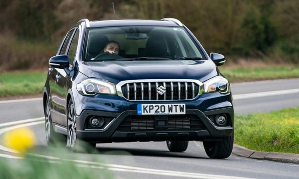 Тази цена е за ниво на оборудване GL+, което разполага с адаптивен круиз контрол, климатроник, алуминиеви джанти, отопление на седалките и рейки на покрива. За да покрие новите еконорми, Suzuki превърна всичките си модели, включително SX-4, в "меки" 48-волтови хибриди. 
