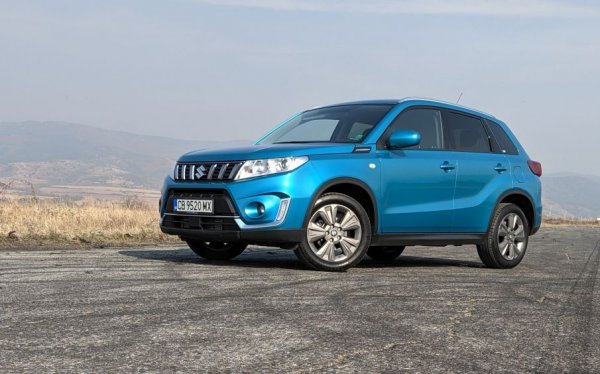 Vitara също вече е "мек" хибрид, с 48-волтова система, добавена към 1.4-литровия бензинов мотор. Мощността е 129 конски сили. Тази цена е за автомобил с ръчни скорости и ниво на оборудване GL+ (климатроник, 7-инчова мултимедия, камера за задно виждане, отопление на седалките, релси на покрива и алуминиеви джанти). 
