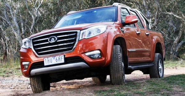 Китайският пикап също ползва 4х4 система от BorgWarner, комбинирана с 2.4-литров дизел със 150 коня и ръчни скорости. За 1300 лева допълнително получавате и блокировка на диференциала. Иначе оборудването включва кожен мултифункционален волан, кожен салон, мултимедия с USB, електрически стъкла и климатик. 
Някои дилъри все още предлагат и предишната генерация на пикапа, Steed 6, чиято цена с 4х4 започва от 39 990 лева. Мощността е 122 коня. 
