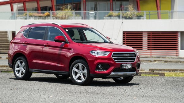 Второто поколение на Н2 предлага пълно предаване в ниво Comfort, което ви дава още 6-степенна ръчна трансмисия, камера и заден парктроник, климатик, автоматични светлини, 8-инчова мултимедия с Bluetooth, и рейки на покрива. 
