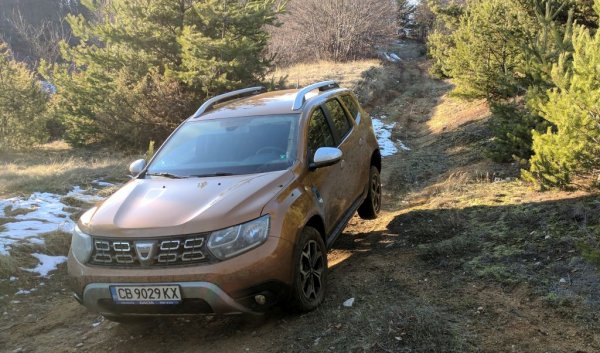 При румънския кросоувър най-достъпната 4х4 версия е така наречената "Бизнес", с с 3+1 места и N1 хомологация. Цената е с включен ДДС. Задвижването е с дизелов Blue dCi агрегат със 115 коня. "Гражданската" версия на същия модел е 36 820 лева. 
