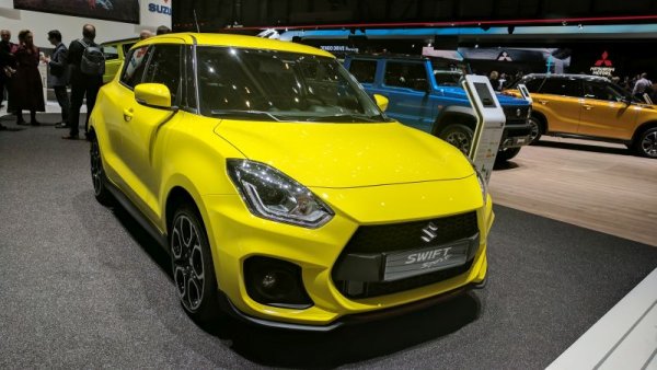 В момента това е единственият модел в В-сегмента, който предлага 4х4 задвижване. То върви в комплект с 1.2-литров бензинов мотор с 83 конски сили и микрохибридна система. Оборудването включва отопление на предните седалки, автоматични дълги светлини, климатик, мултимедия с Bluetooth, алуминиеви джанти, система за разпознаване на знаците. 
