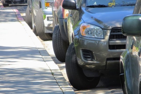 Ако поставите колата близо до бордюра с двете колела, тогава, за да я повдигне и да я натовари на платформата, ще трябва да се издърпа за свободните колела. Разбира се, това не е проблем за служителите на "Паркинги и гаражи", но ако служителят повреди окачването или други елементи на колата ви, то по закон той ще трябва да ви компенсира за щетите. Следователно "паяците" предпочитат да не се забъркват с коли, паркирани близо до бордюра, стига нарушението да не е очевадно.