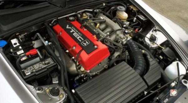 След това, в зората на новото хилядолетие, японският производител представи нова легенда с четири цилиндъра под капака на роудстъра S2000. С кодово име F20C, 2,0-литровият агрегат предлага до 247 к.с., но по-впечатляващо е, че може да се развърти до 9000 об/мин в стандартна форма. През 2009 г. той беше последван от по-голяма, ексклузивна за САЩ 2,2-литрова версия, наречена F22C, която беше ограничена до 240 к.с., за да се намалят емисиите.