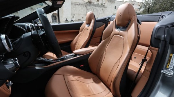 Рамката на седалките на Ferrari Portofino е направена от магнезий. Това намалява теглото на всяка с 12 кг. Разбира се, въглеродните са дори по-леки, но пък и много по-скъпи.