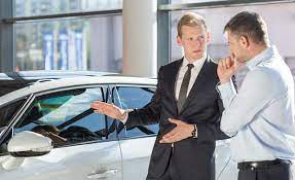 Някои търговци на автомобили използват времето като инструмент. Те ще протакат процеса, докато не се изтощите. Продавачът ще бъде там през целия ден независимо от вас. Така че, ако планирате преговари, не се страхувайте да отделите цял ден, който да прекарате в дилърството. И си намерете занимавка, която да запълни времето ви.

Не е нужно да преминавате през целия процес за един ден. Дори е добре той да отнеме няколко денонощия, преди да се вземе решение. Когато се върнете в шоурума и сте готови да направите покупка, директно поискате по-добра цена, но не се превръщайте в заложник. Ако търговецът поиска да се посъвета в мениджъра си, кажете му да ви се обади или да ви прати имейл с новото педложение. След това си тръгнете.