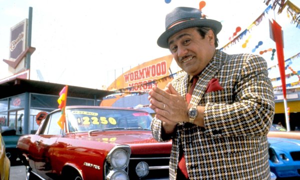 Често продавача на автомобили директно пита: &bdquo;Ако ви предложа тази цена (която е по-ниска от обявената), ще можете ли да купите тази кола още днес?&ldquo; Тази тактика се нарича &bdquo;ако&ldquo;  и сигнализира, че търговецът търси начин да ви накара да действате импулсивно &ndash; нещо, за което може да съжалянате по-късно.

Затова и вашият огговор трябва да бъде &bdquo;НЕ&ldquo;. Вместо това кажете на продавача, че имате и други предложения и търсите най-добрата сделка, тоест най-добрата цена за вас. И след като сравните офертите, които сте събрали, тогава ще вземете решение за покупка.