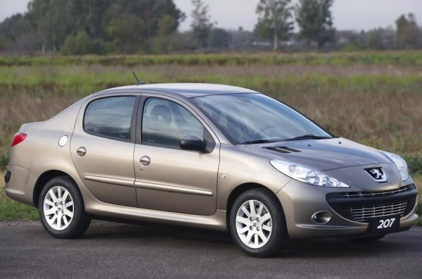 По същия начин действа и френската компания Peugeot, която пуска в Южна Америка модела 207 Compact. Това представлява доброто старо 206 с предна част и салон от съвременното 207. Идеята е същата &ndash; да предложиш колкото се може по-евтин автомобил в стила на актуален за Европа модел. Погледната отпред колата изглежда добре, като само задната част подсказва, че това е 206.