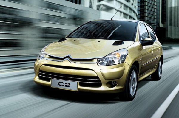 Но ако &bdquo;206 плюс&ldquo; / &ldquo;207 минус&ldquo; изглежда оригинално, то това съвсем не важи за друг френски опит в тази посока &ndash; Citroen C2. Това е същото Peugeot 206, на което е поставена нова решетка на капака. Така трябва да се получи нещо средно между С4 и С5 от тези времена. Отзад нещата са още по-зле и затова ще минем без снимка! Само ще добавим, че този мутант беше предназначен за пазара в Китай.