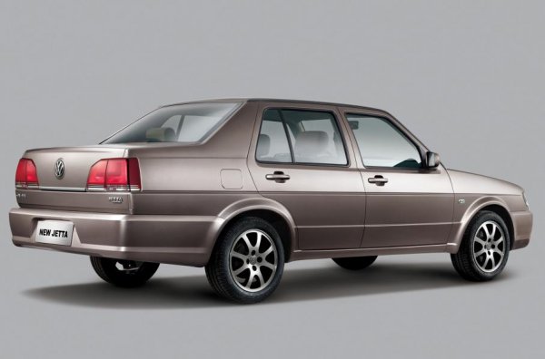 Престараването си личи и в задната част, при която в огромните ъгловати светлини е вписана L-образната графика в стил Golf GTI от 6-о поколение. По този начин тази Jetta от 1984 г. с помощта на пластични хирурзи остана на пазара в Китай чак до 2013 г.