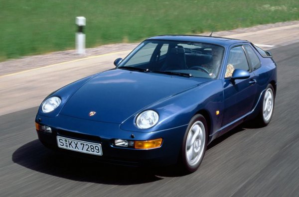 За непосветените &ndash; всички модели на Porsche с предно разположение на двигателя от 80-те и 90-те години имат едно лице. Феновете на марката обаче могат да различат две &ndash; 924 и неговия приемник 944. В случая обаче имаме 928, който е много рядък и съответно много ценен. Той представлява симбиоза между другите два автомобила, като се отличава по вдигащите се фарове, които обаче нямат капак. 