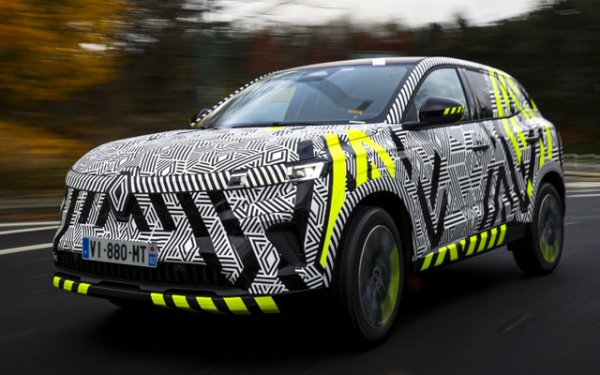 Това Renault е в съвсем друга продуктова категория. Въпреки че е по-малък, той ще струва приблизително 25 000 евро , което е повече от цената на Bigster. Той ще замени модела Renault Kajar и ще се конкурира с такива хитове като Nissan Qashqai, Volkswagen Tiguan и Ford Kuga. 

Съдейки по това колко луксозен се оказа интериорът на новия електрически кросоувър на Renault, има надежда, че поне нещо подобно ще бъде внедрено в Austral. Очаква се plug-in хибридната модификация да разполага със системна мощност от 200 к.с.
