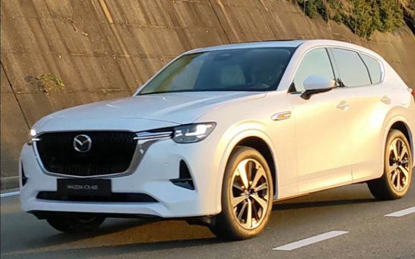 Нещо не съвсем ясно се случва с кросоувърите на Mazda. Има нови индекси за нови модели, чието пазарно позициониране все още не е ясно. Такъв е и случаят с новия CX-60 за северноамериканския пазар, а скоро и с CX-50 за глобални продажби. Дали е компактен SUV или среден размер, дори и от шпионските снимки не е ясно. 

Най-важното, може би, е, че CX-50 ще има добавена хидридна модификация, в която ролята на двигателя с вътрешно горене ще се изпълнява от роторен двигател. Ще се предлагат и конвенционални бензинови двигатели от семейството Skyactiv-X.
