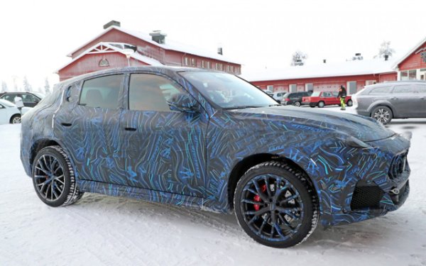 По-значима причина да се спомене Alfa Romeo Stelvio възниква в разговора за кросоувъра Maserati Grecale. Последният е изграден върху агрегатната база на Alfa Romeo,  на модулната платформа Giorgio. Излишно е да казваме, че дори новият Jeep Grand Cherokee използва същата основа, макар и доста променена. 

Grecale е кръстен на средиземноморския вятър. Той ще се предлага в "база" с двулитров бензинов двигател с мощност 300 конски сили или с 2.9-литров "Nettuno" собствена разработка на Maserati. Ще има въздушно окачване. Очаква се това да бъде луксозен SUV, единствен пряк конкурент на сегашното Porsche Macan.
