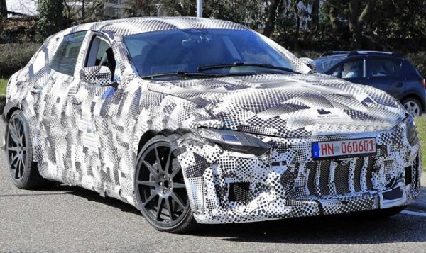 Bentley, Aston Martin и Lamborghini вече са представени в SUV сегмента, да не говорим за Porsche, който има два модела, последният от които - Cayenne - присъства на пазара в третото си поколение. Ferrari се колеба дълго време, но в крайна сметка шефовете в Маранело не издържаха на изкушението за сериозни печалби и се включиха в сегмента. 

Днес вече се знае, че новият им кросоувър Purosangue ще има хидридни силови трактове, базирани на двигателя V6 3.0 и V8 3.9 (620 к.с.). Интересното е, че този автомобил ще замени доста противоречивото комби Shooting Brake CTC4Lusso. Тоест, това ще бъде най-практичното Ferrari от всички. 