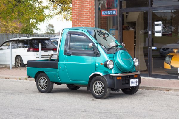 Ако някога сте се оплаквали, че товарният ви автомобил е труден за маневриране и паркиране, то Daihatsu Midget е перфектното решение. Това мини камионче се използва най-вече от бирарии в Япония, защото товарното легло е перфектната форма за да се нареждат кегове с бира. Предлагали са се версии с едно или две места, както и такива с задвижване на четирите колела. Да, приликите с Piaggio Ape са доста, но Midget, може да се похвали с доста по-малък шанс от счупване. 