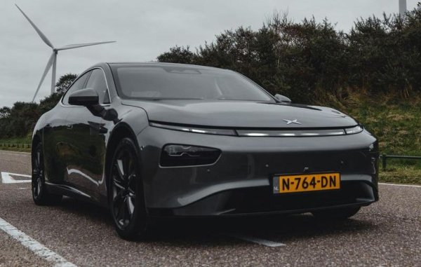 Още един китайски производител на електромобили, който сега стъпва и на европейския пазар с активната подкрепа на правителството в Пекин. И при него разходите за експанзия са огромни и водят до солидна нетна загуба от всеки продаден автомобил. 
