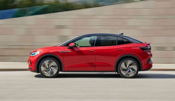 Германският гигант печелеше по 3022 долара на продадена кола през 2020 година и всъщност бе рекордьор по този показател. Но през миналата година кризата с доставките на компоненти го удари тежко и понижи производството до най-ниските нива от три десетилетия. Печалбата от продаден автомобил също спадна около три пъти. 
