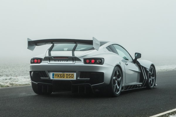 Но Ginetta има много малко чисто пътнически коли. Последната от тях, средномоторният спортен модел G50, е пуснат преди 10 години. След това компанията се връща към сглобяването на състезателни протопипи, докато не решава, че е време за нов флагман. Така през март 2019 г. е представен Akula - суперавтомобил с предно разположен двигател, кръстен в чест на руските ядрени подводници! Става дума за подводниците от проект 971 "Щука-Б" ("Акула" по класификацията на НАТО. Дългата предница и въглеродните "хриле" на въздухозаборника намекват за приликата с подводния хищник.