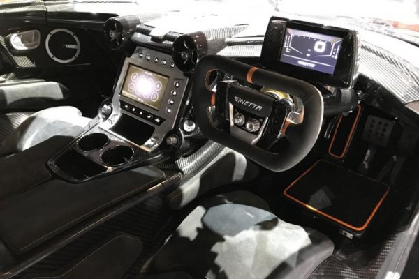 Akula обаче е интересен не толкова с външния си вид, колкото с двигателя. Той е 6-литров атмосферен V8 собствена разработка с алуминиев блок, развиващ 608 коня и 705 Нм, който работи в тандем с 6-степенна роботизирана скоростна кутия, чиито предавки се сменят от волана, също дело на Ginetta. Ускорението до 100 км/ч не е известно, но максималната скорост е 322 км/ч, а при дължина на купето от 4,6 метра то тежи само 1150 кг. Благодарение на шасито и каросерията от въглеродни влакна. Освен това "акулата" има обичайните удобства: парктроник, навигация, климатик и багажник с обем от 675 литра! Не е изненадващо, че този суперавтомобил никак не е евтин - цената му започва от 311 300 евро.