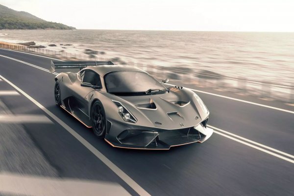 Много преди Гликенхаус да започне да изпълнява състезателните си мечти, а Radical се учи да прави коли-рекордьори, британската компания Brabham експериментира във Формула 1. При това през 60-те години я смятат за консервативна - когато Lotus въвежда монокока, Brabham продължава да използва "отворени" болиди. Именно тази компания обаче за пръв път използва аеродинамичен тунел за разработването на болидите, а през 70-те години прочутият Гордън Мъри става технически директор ... И се започва.