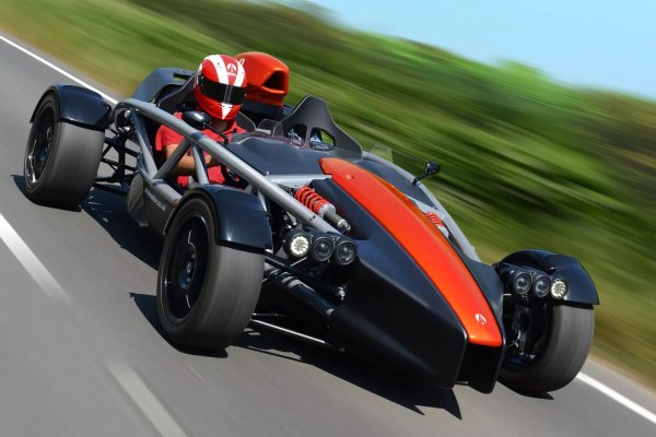 Този "скелет на колела" няма нужда от представяне. За четвърт век той направи бум в медиите, десетки са суперавтомобилите, които победи на пистата. В началото на века от него се страхуват дори флагманите на Bugatti и Pagani! И дори ако днес неговата динамика вече не изненадва никого, именно Atom е считан за един от най-добрите автомобили за пистата.