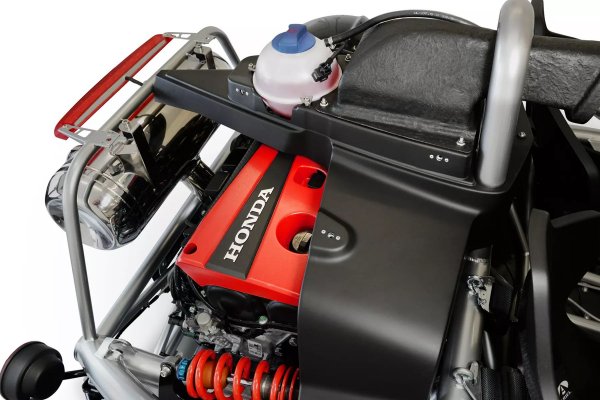 Оттогава спортният автомобил непрекъснато се усъвършенства. Днес за най-новия Ariel се счита Atom 4. Само експерт ще различи външния му вид от другите модели, но вместо стария британски двигател той има 2-литров турбо с мощност 325 коня от настоящата Honda Civic Type R, който работи с 6-степенна механична скоростна кутия и заден диференциал с ограничено приплъзване. Окачването се предлага с амортисьори Bilstein или Ohlins, а опция са джанти от карбон. Теглото на автомобила е намалено до 600 кг, благодарение на което ускорението до 100 км/ч отнема е 2,8 секунди - на нивото на новите Porsche 911 Turbo и McLaren Senna. А с цената от 43 000 евро Atom 4 може да бъде най-евтиният начин да видите прочутите суперавтомобили в огледалото за обратно виждане.