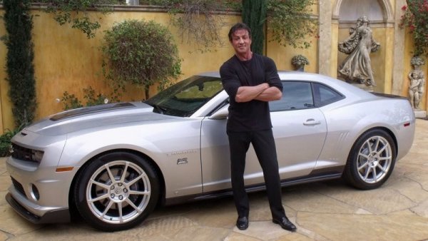 В гаража на зведата има и не толкова скъпи автомобили. Например, това Camaro, което е доработено от фирмата  Hendrick Motorsports, струва 75 000 долара. А причината е, че то е от специална серия от 25 бройки, чиито двигател е форсиран до 580 к.с.