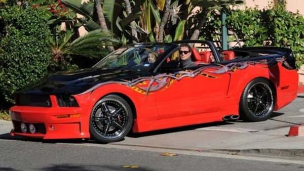 Няма как да минем и без любимата спортна кола на Америка &ndash; Ford Mustang. Колата на Сталоун е в ярки цветове, като също така е доработвана от тунинг-ателие. Това също помогна за нейната продажба, от която актьорът получи 77 000 долара.