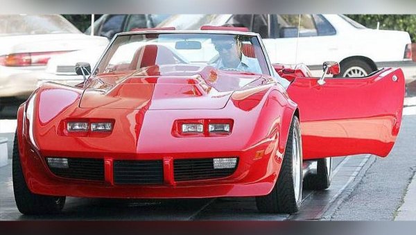 Още една американска класика, която обаче е доста специална. Този Chevrolet Corvette е произведен през 1963 година, като след това е модифициран. Под капака му е поставен 8,3-литров двигагел с 660 к.с. Преработени са окачването и салона, който е получил CD-плейър, климатик и специални седалки.