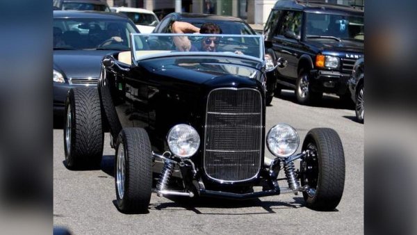 През живота си Сталоун е притежавал и с типичните за голяма звезда  Bentley Continental, Porsche Panamera, Rolls-Royce Phantom и Aston Martin Vanquish. Далеч по-интересен обаче е този хот-роуд Hiboy на базата на Ford Dearborn Deuce 1932 година, който има огромни задни колела, хромирани детайли по окачването, V8 мотор на Chevrolet с 330 к.с. и стилен интериор.