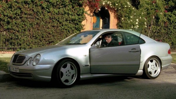 както и сив  Mercedes-Benz SL 65 AMG (на снимката), а също така последното поколение на Mercedes-AMG SL 63 и купе Mercedes-Benz SLS AMG. Приятелят му Арнод има същото, но кабриолет.