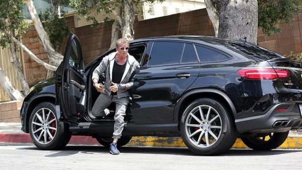 Актьорът явно също не е подминат от манията на кросоувърите, която обзема света през последните години. Доказателство за това е черният Mercedes-Benz GLE 63 AMG, с който често е забелязван напоследък.