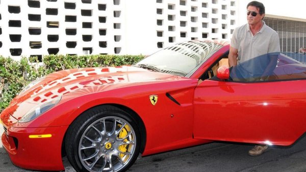 Актьорът има италиански корени, а един от първите му фирми се казва „Италианнският жребец“, така че любовта към колите от Италия е напълно обяснима. В гаража на Силвестър има червено Ferrari 599 GTB Fiorano...