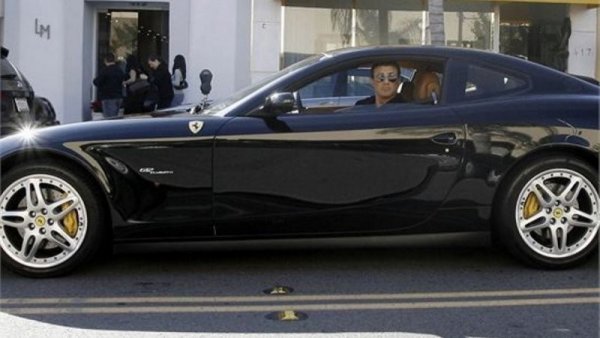 ...и черно Ferrari 612 Scaglietti, за което е известно е, че е правено по поръчка на холивудската легенда.