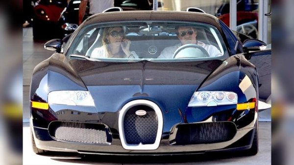 Близката дружба с Арнолд Шварценегер е сред причините Сталоун да си купи и един от най-бързите автомобили на планетата &ndash; Bugatti Veyron. И тук Рамбо залага на купе, докато колата на Арни е роудстър.