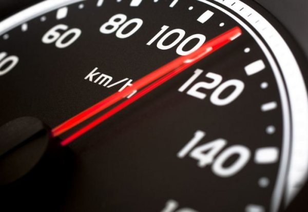 Даваме газ и усещаме, че колата не ускорява както досега. Поздравления - това е още един красноречив знак, че нещо не е наред след последното зареждане (с доста голяма вероятност). В най-добрия случай са ни сипали бензин с по-ниско октаново число. Може сами да проверите качеството му. Просто излейте няколко капки върху лист хартия, ако не изсъхне и остане мазно - в бензина има примеси.