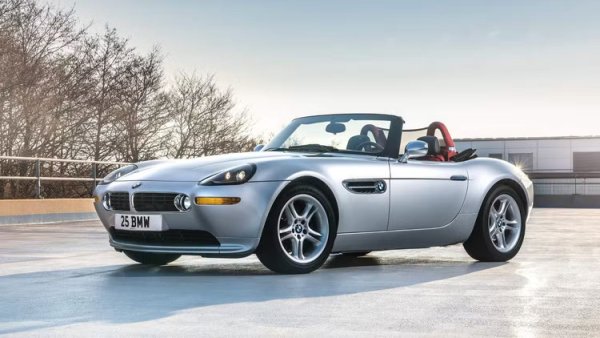 BMW E39 M5 беше сензационен хит от първия ден. Мощният 4,9-литров V8 двигател беше звездата на шоуто, но M5 доказа, че може да се движи по завоите като спортна кола. А когато не сте в настроение, можете да намалите скоростта и да се разходите до магазините и обратно, като само ромоленето на ауспуха подсказва за потенциала на колата.

Така че, когато BMW взе всички най-добри механични части от M5 и ги облече в ретро стил роудстър каросерия, повечето фенове очакваха поредния безупречен успех. За съжаление, той нямаше диференциала с ограничено приплъзване на M5 и беше настроен по-скоро за пътуване, отколкото за управление, което водеше до досадно подвижване в бързите завои. Това беше сериозен недостатък за спортен BMW и Alpina осъзна това, като замени двигателя M-spec с по-мощен 4,8-литров V8 и ръчната скоростна кутия с шестстепенна автоматична. 

Това не го направи по-добър спортен автомобил, но го превърна в много по-усъвършенстван автомобил за дълги разстояния.
