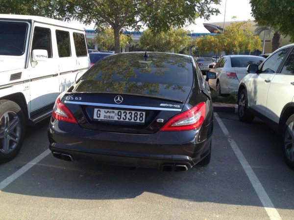 Паркингът пред Американския университет в Дубай