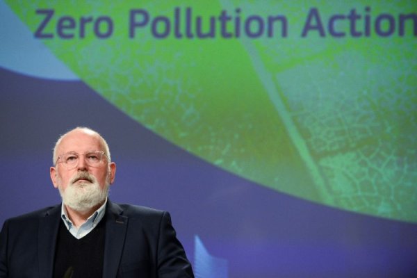 И накрая в последното десетилетие имаше нова вълна анализатори, предричащи края на петрола: този път не на база неговото изчерпване, а заради ангажимента на все повече правителства към драстично понижаване на въглеродните емисии. Очакванията бяха нуждите от петрол да намаляват от година на година, за сметка на нарастващата популярност на енергията от възобновяеми източници и електромобилите. Сегашната криза, подсилена от руската инвазия в Украйна, направи тези очаквания на пух и прах. 
Всъщност именно очакванията за упадък на петролния сектор изиграха съществена роля за днешните високи цени. Убедени в предстоящия му залез, много инвеститори предпочетоха да насочат парите си другаде; самите петролни гиганти положиха огромни усилия да се диверсифицират и да навлязат в други, по-перспективни в бъдеще сектори. Ефектът от това е, че добивът на петрол от десетилетие страда от недостиг на инвестиции, от недостатъчно усилия за разработване на нови находища, от остаряла инфраструктура, 
