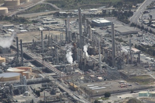 След свиването през 2020 заради локдауните, през 2021 потреблението на петрол се е увеличило с 5.3 милиона барела дневно по данни на BP - докато производството се е увеличило с едва 1.4 милиона барела дневно. Основната заслуга за ръста в консумацията е на автомобилните горива и на трите най-големи автомобилни пазара - САЩ (ръст от 1.5 млн. барела дневно), Китай (+1.3 млн. барела) и Европейския съюз (+0.57 млн. барела). В същото време общият капацитет на рафинериите по света се е свил за пръв път от три десетилетия, и то с внушителните 500,000 барела дневно. Актуалният им капацитет е най-ниският от 1998 насам. Не е чудно, че средната цена на петрола за миналата година бе 70.9 щатски долара, втората най-висока след 2015. 
