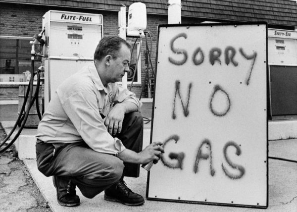 Тук е моментът да пренебрегнем собствения си съвет и да направим една прогноза: че високите цени на петрола няма да си отидат толкова скоро, колкото бихме искали. Поне това подсказват тенденциите в търсенето и предлагането. Търсенето очевидно ще расте: отчасти заради ръста на населението, отчасти и защото след двете години ограничения цялото човечество се е втурнало трескаво да пътува. Предлагането е ограничено не само от десетилетието на недостатъчни инвестиции, но и от множество политически фактори, като санкциите срещу Русия са само един от тях. Фатих Бирол, изпълнителният директор на Международната агенция за енергетика (IEA), обяви наскоро, че никога до момента не е имало енергийна криза с такива "дълбочина и сложност", и че най-лошата й част вероятно тепърва предстои. Някои финансови анализатори говорят дори за глобален катаклизъм и цени над 300 долара за барел, ако износът на Русия бъде прекратен.

НА СНИМКАТА: спомен за петролната криза през 70-те, когато дори богата Америка остана без бензин
