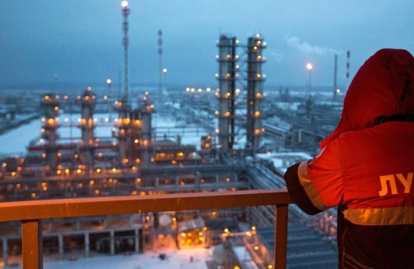 Само че преглъщането на политически принципи не гарантира нищо. Теоретичната възможност саудитците и емирствата да увеличат добива тепърва трябва да се докаже на практика - а мнозинството експерти са скептични. Русия вече намали добива с над милион барела дневно, отчасти заради бойкота на част от европейците и отчасти заради санкциите, които оставят местната добивна индустрия без достъп до ключови технологии и компоненти. 
