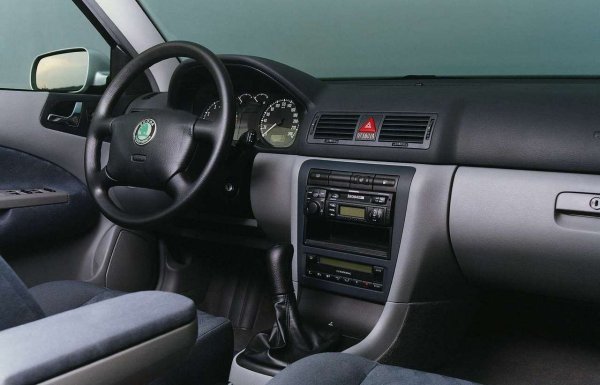 Двигателят е създаден за издръжливост, а не за производителност, и при редовна смяна на масло може да измине няколкостотин хиляди километра без сериозни намеси. Повредите, ако се случат, са основно свързани с запалителни бобини, мръсни дросели и леки течове на масло. Частите са евтини и широко достъпни.

На какво да внимавате при покупка? Интериорът на Octavia I е изработен от най-евтините материали, така че след години употреба тапицерията е износена, пластмасите скърцат, а покритието изглежда по-старо, отколкото показва годината. Ръждата атакува арките и праговете на колелата &ndash; това е точка, която трябва да се провери по време на инспекцията. Климатикът, ако има такъl, може да бъде капризен.
